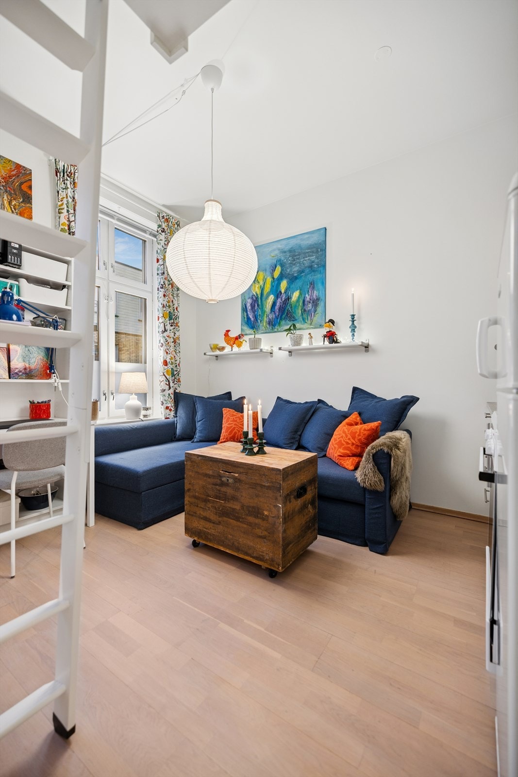 Et gjennomgående lyst fargevalg gjør leiligheten enkel å møblere etter egen stil. Galleribilde