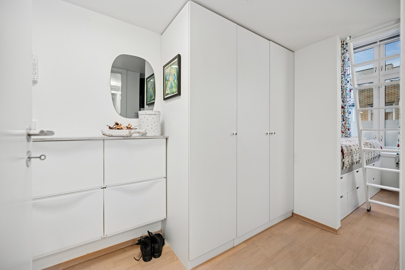 I tilknytning til entréen er det god plass til oppbevaring i garderobeskap. Galleribilde