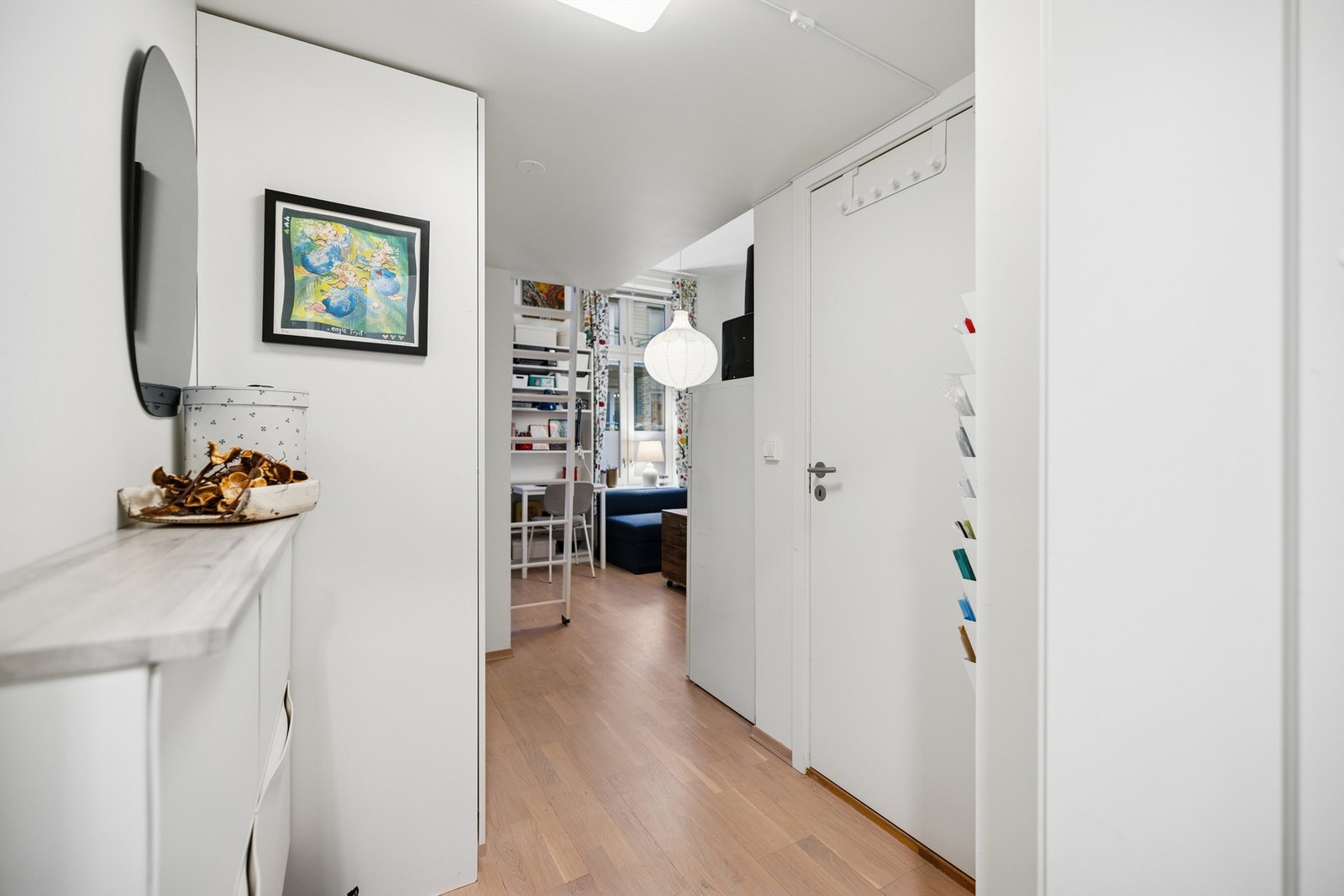 Entréen er lys og gir et godt førsteinntrykk av leiligheten. Galleribilde