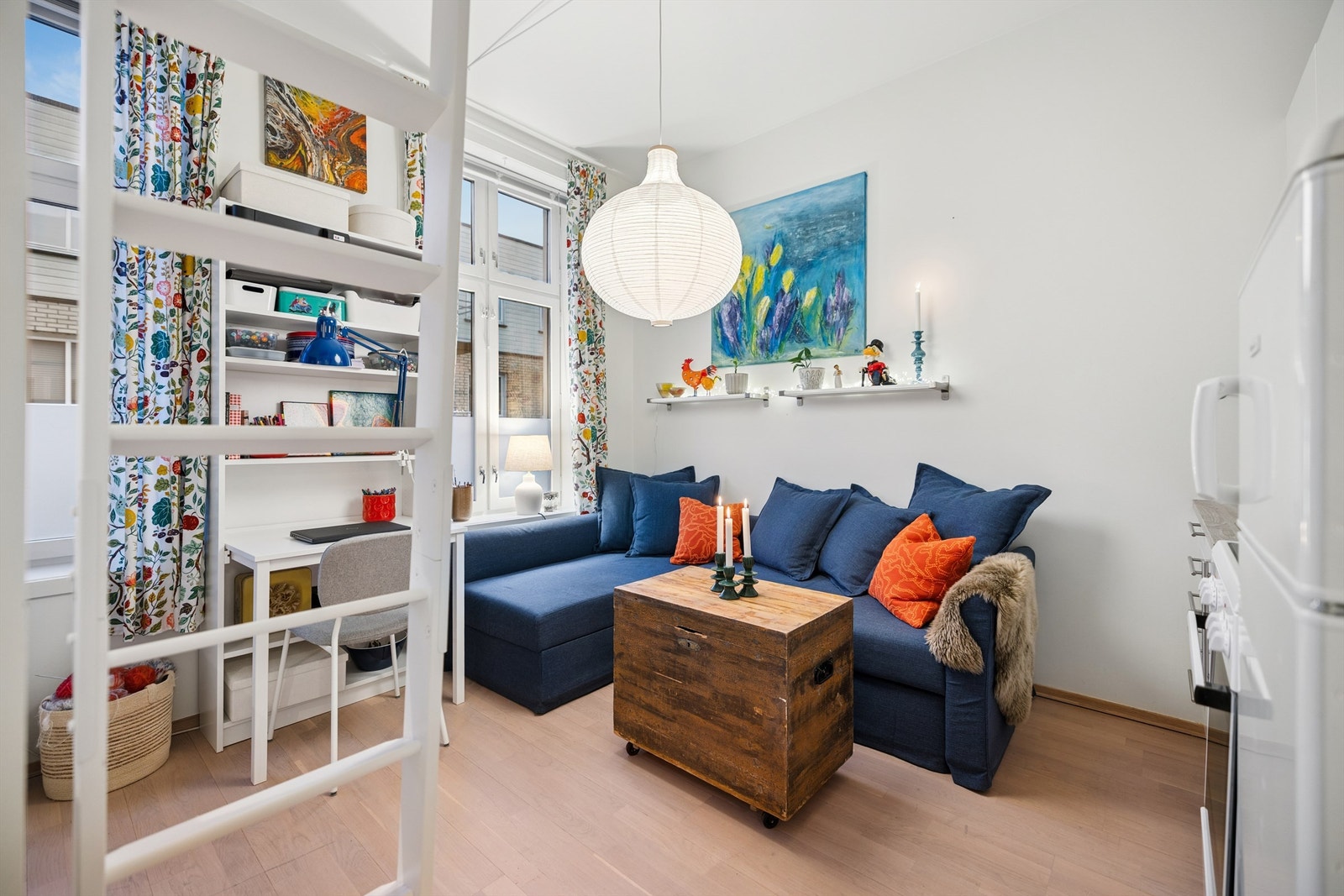 De store vindusflatene slipper inn rikelig med dagslys. Galleribilde