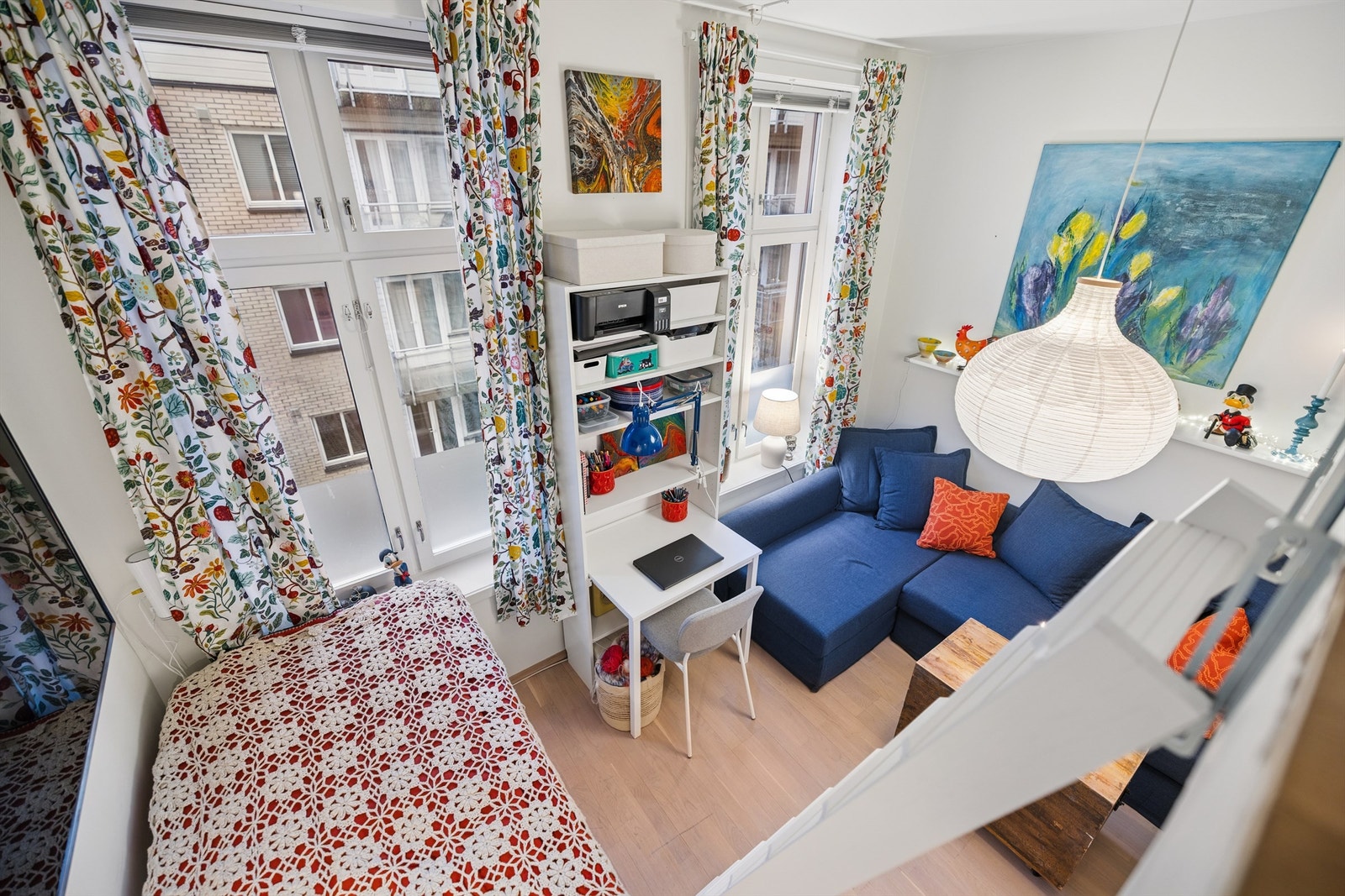 Leiligheten har en praktisk hems som utnytter takhøyden og gir ekstra soveplass eller oppbevaring. Galleribilde