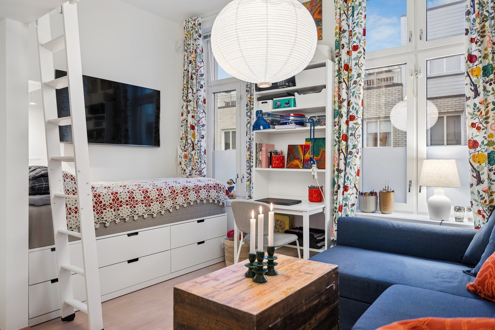 Den plassbygde sengeløsningen med skuffer under utnytter arealet optimalt. Galleribilde