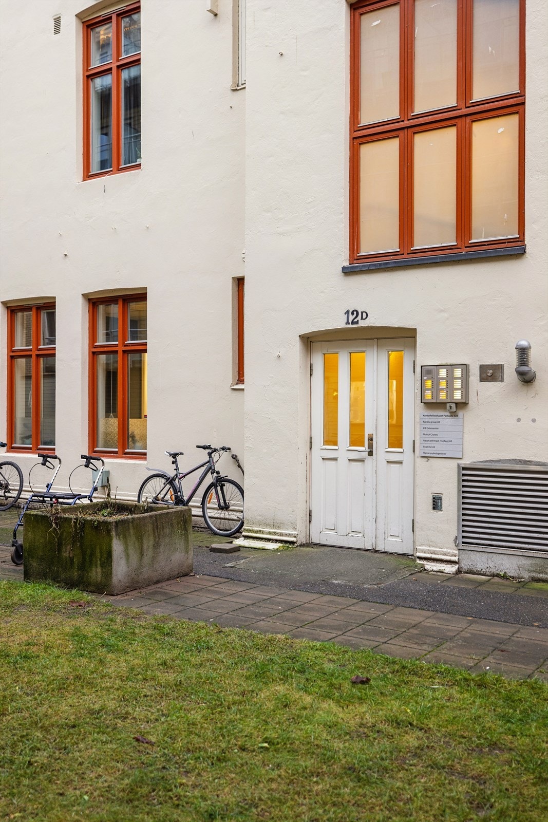 Inngangspartiet til Parkgata 12D ligger tilbaketrukket fra gaten. Galleribilde