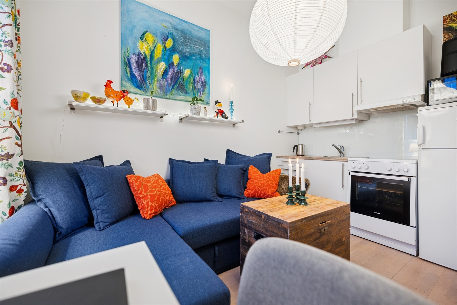 Den åpne løsningen mellom stue og kjøkken skaper et sosialt og innbydende allrom. Galleribilde