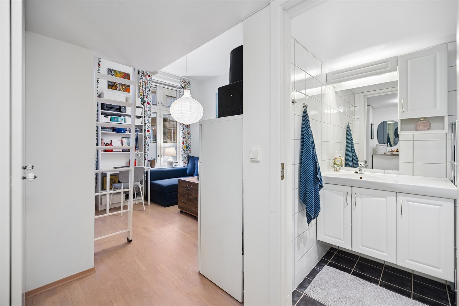 Badet er praktisk plassert i tilknytning til entré og stue. Galleribilde