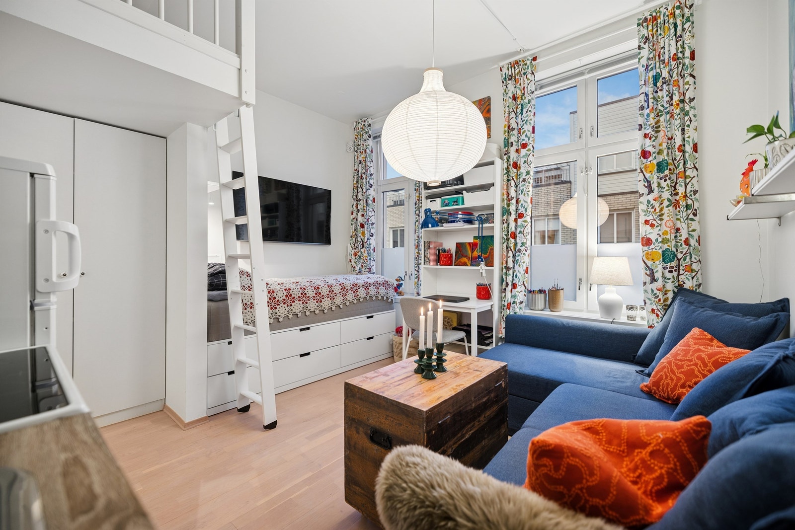 En lys og arealeffektiv 1-roms leilighet med en svært god takhøyde som gir en luftig romfølelse. Galleribilde