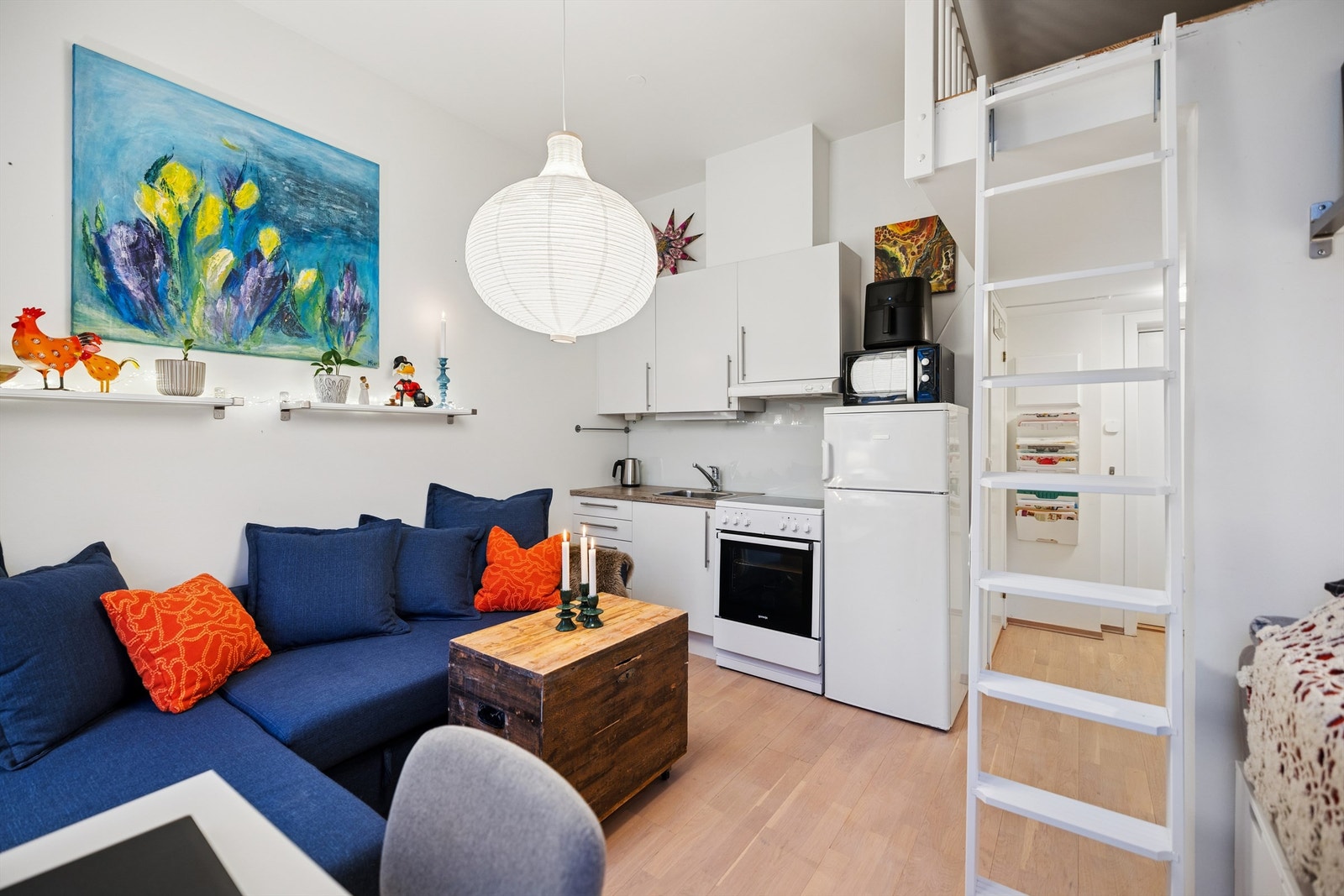 Lyse overflater på vegger og gulv bidrar til den lette og luftige atmosfæren. Galleribilde