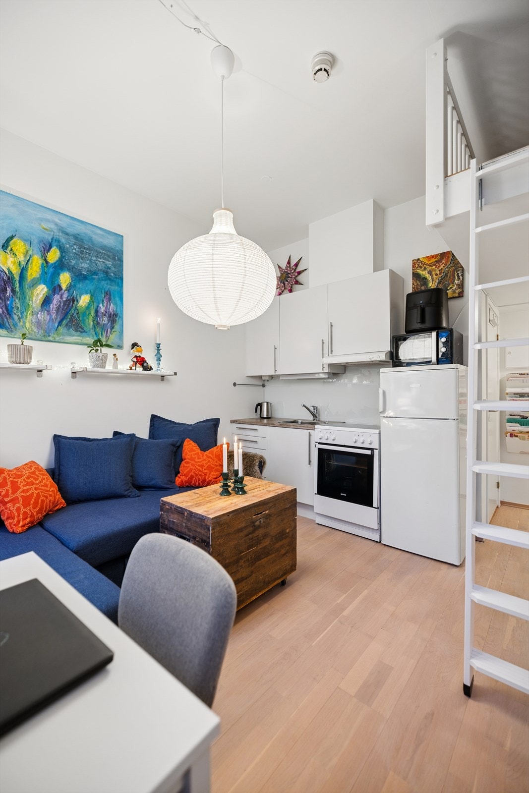 Her er det plass til både en sofagruppe og en liten spise- eller arbeidsplass. Galleribilde