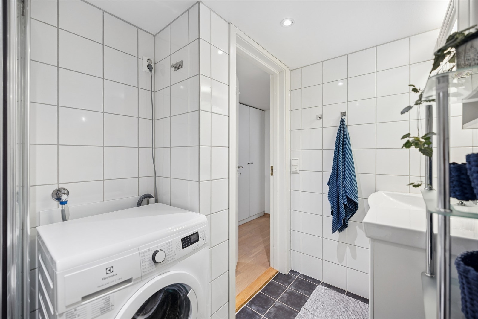 Det er opplegg for vaskemaskin og en praktisk dusjnisje. Galleribilde