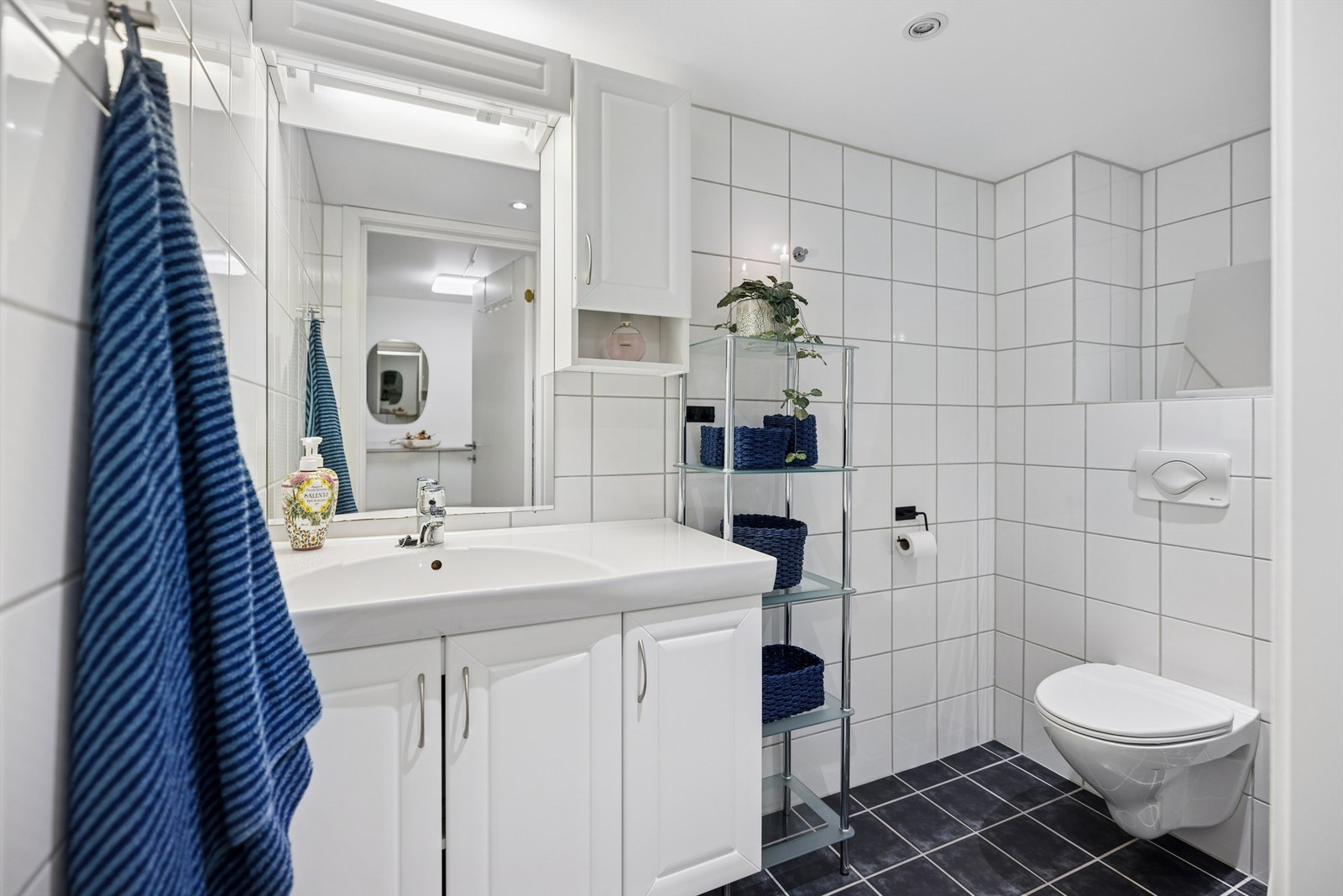 Innredningen består av servant med underskap, speilskap og vegghengt toalett. Galleribilde