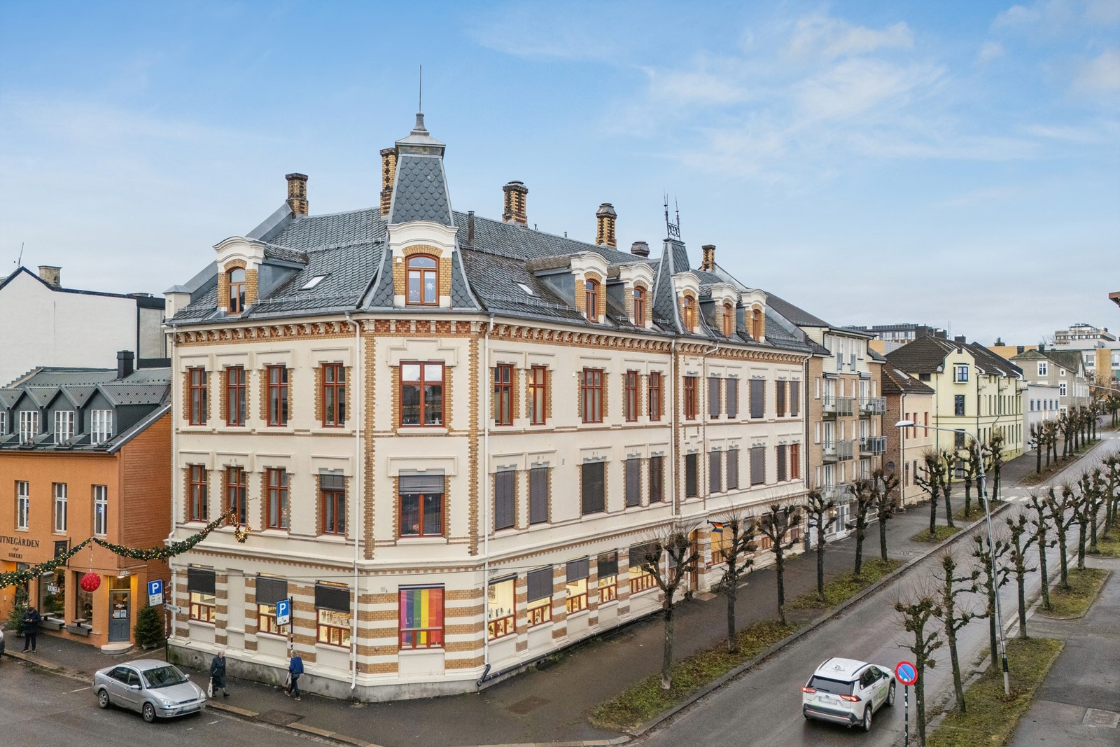 Bygget har en representativ fasade og ligger sentralt plassert i bybildet. Galleribilde