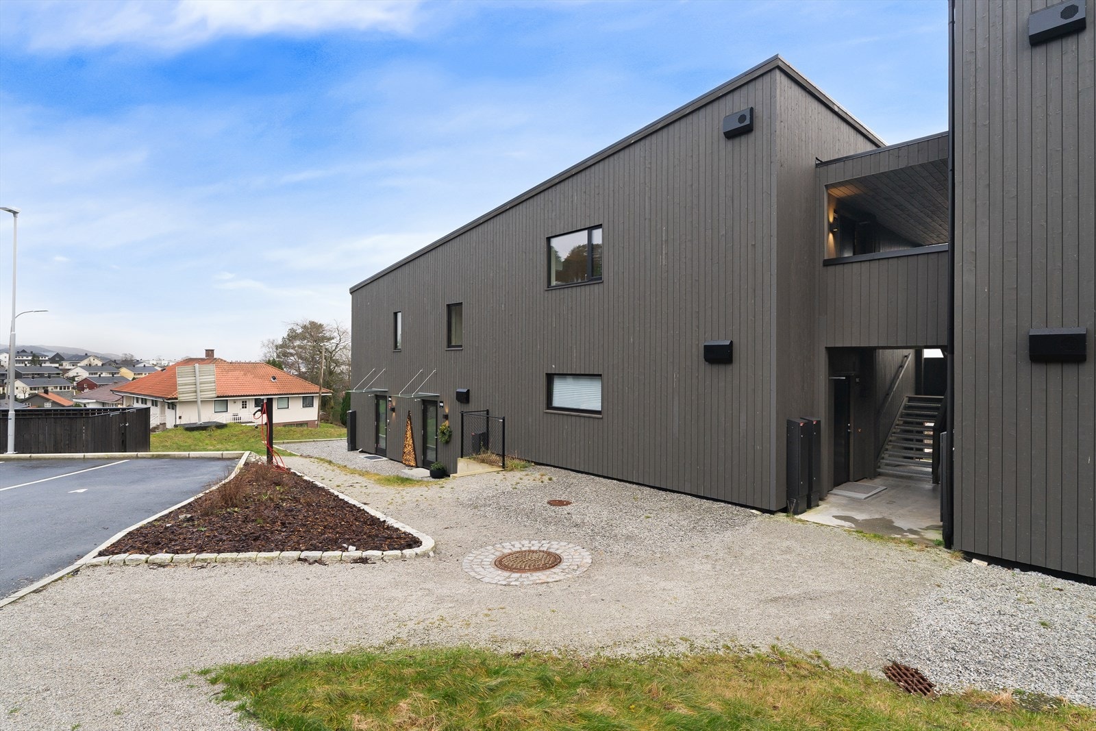 Kort vei til flotte tur- og treningsområder, samt en kort spasertur til Sandnes sentrum med alt av fasiliteter. Galleribilde