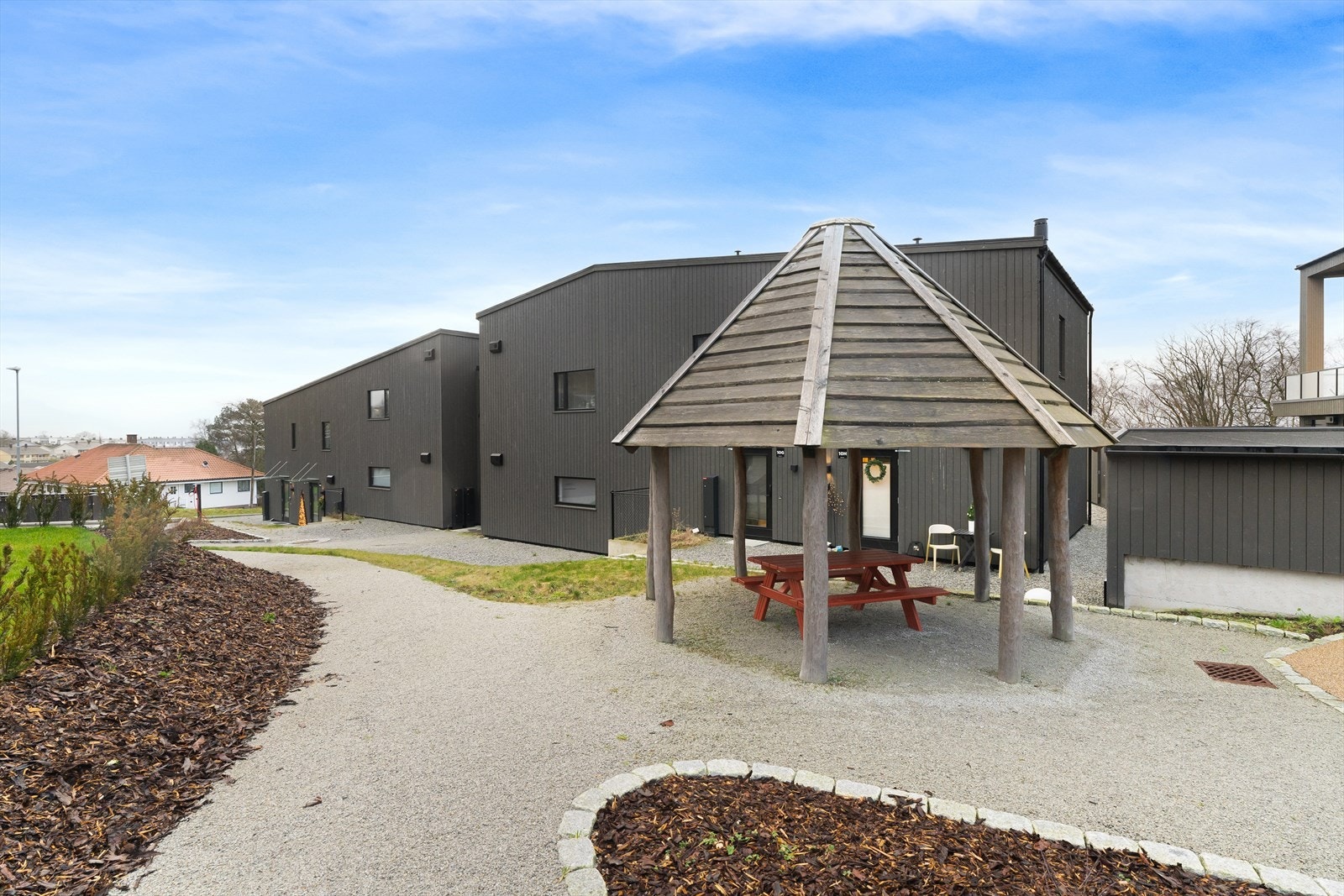 Leiligheten har en meget attraktiv og barnevennlig beliggenhet i et etablert boligområde. Galleribilde