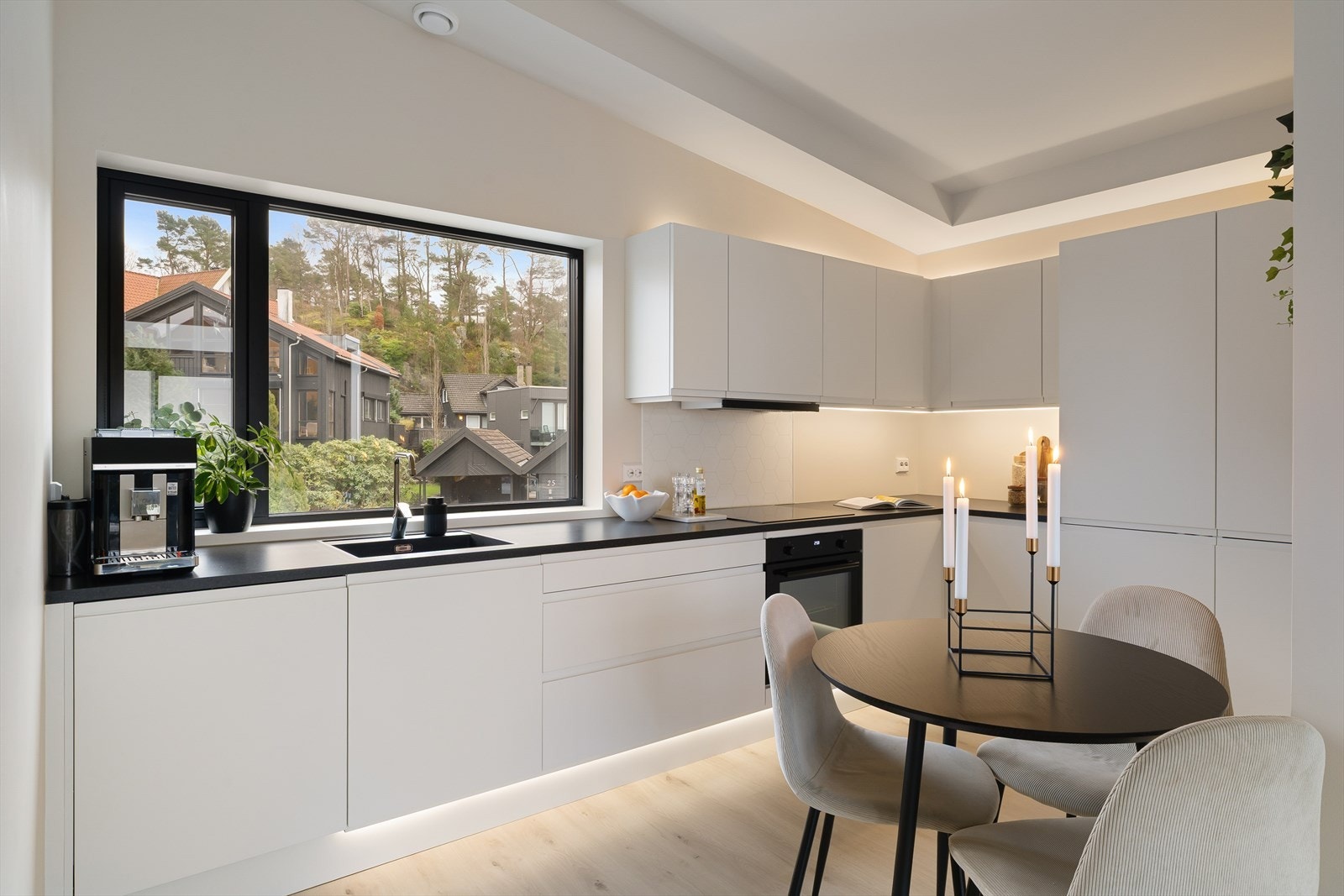 Lekker, påkostet og moderne selveierleilighet med en attraktiv og sentral beliggenhet på Austrått. Galleribilde