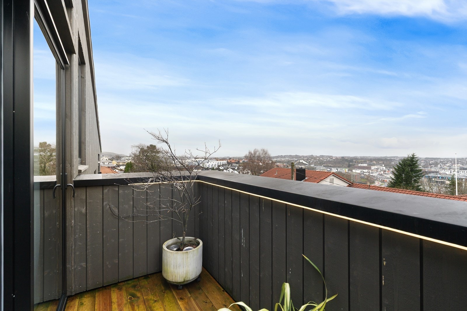 Fra stuen har man utgang til leilighetens balkong som kan vise til en nydelig utsikt og svært gode solforhold. Galleribilde