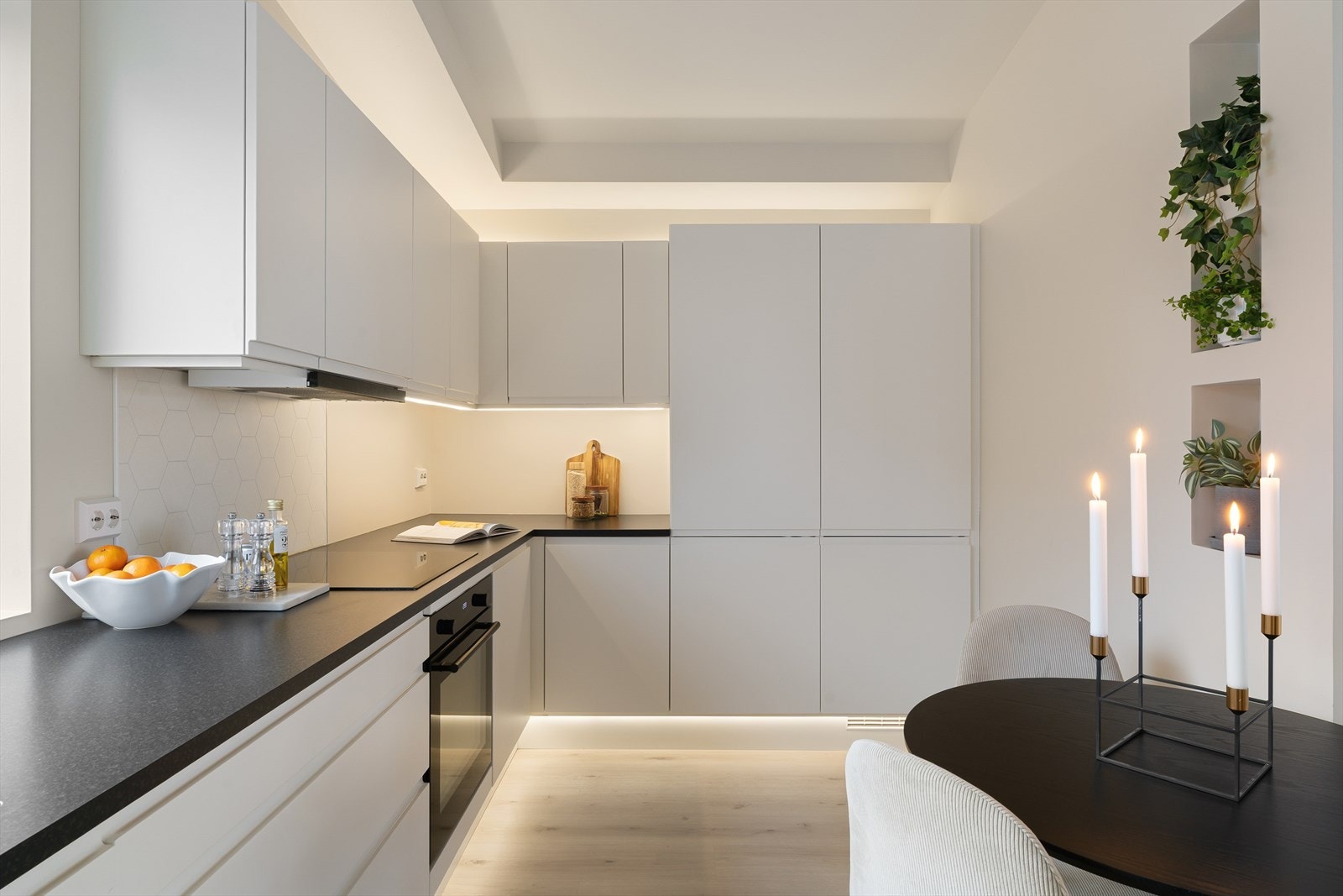 Her har man rikelig med skapplass til det meste en skulle ha behov for av både kopper og kar. Samtidig som man har nok benkeplass til å lage mat på. Galleribilde