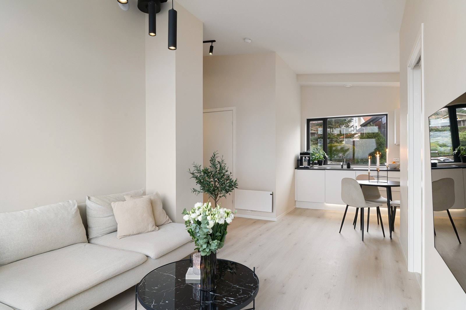 I enden av gangen kommer man til kjøkken og stue i delvis åpen løsning. Galleribilde