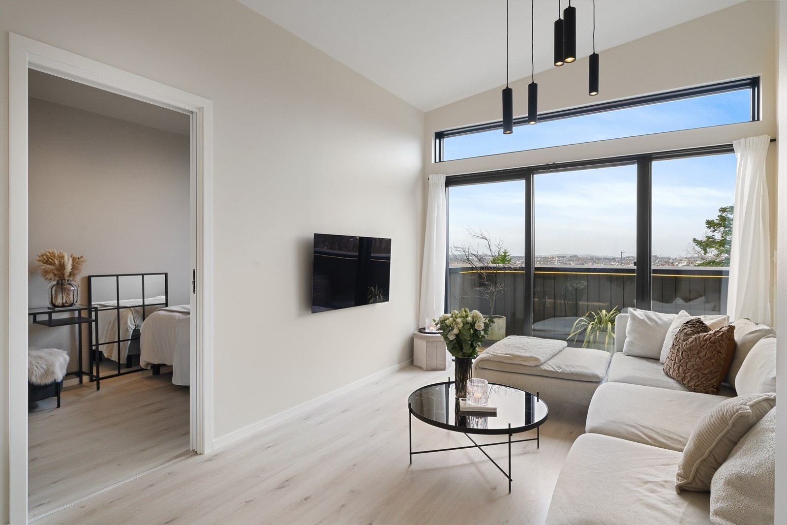 Leiligheten fremstår som lys og innbydende med gode planløsninger, gjennomgående høy standard og en fantastisk utsikt. Galleribilde