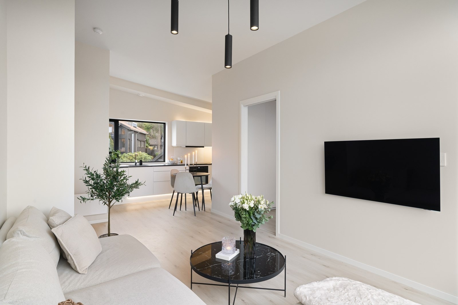 Stue/kjøkken hvor man har plass til både spisebord og sofagruppe, en perfekt plass til å nyte gode stunder med familie og venner. Galleribilde