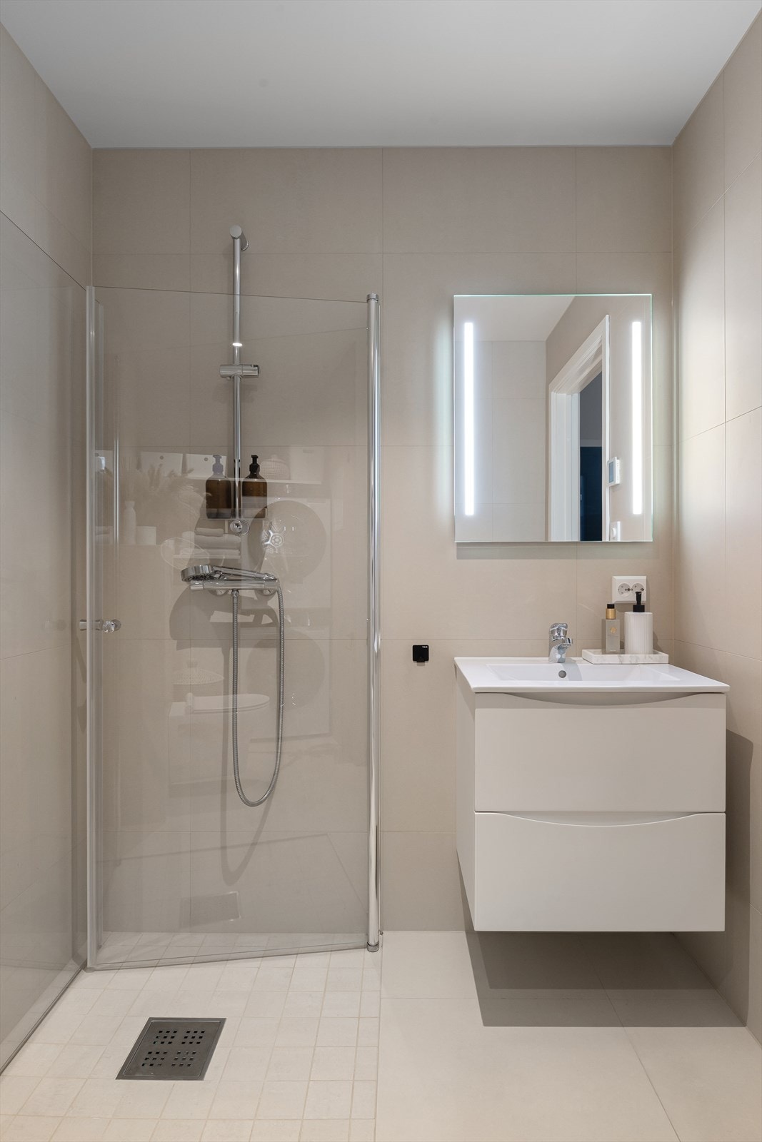 Badet fremstår som arealeffektivt med pen baderomsinnredning i hvit utførelse. Galleribilde