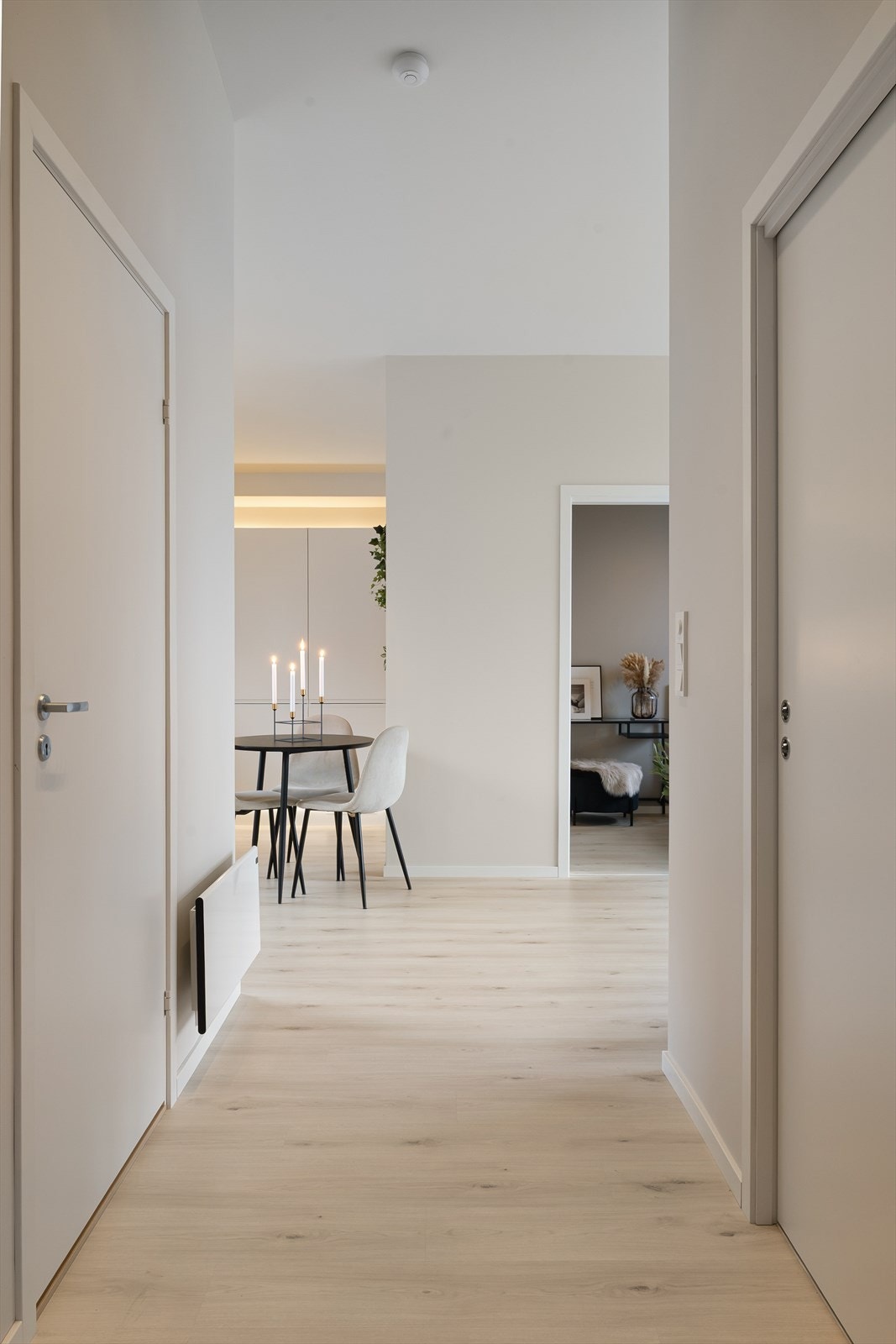 Pen entré/gang med skyvedørsgarderobe og god plass til å henge fra seg både klær og sko. Galleribilde