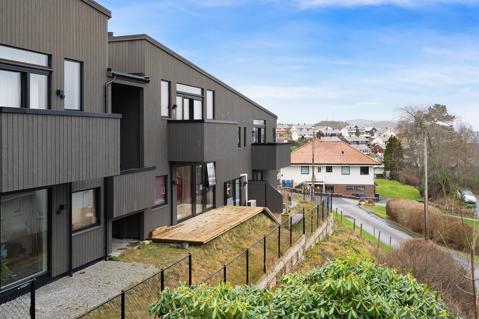 Leiligheten ligger innerst i en rolig gate og har ingen gjennomgangstrafikk. Galleribilde