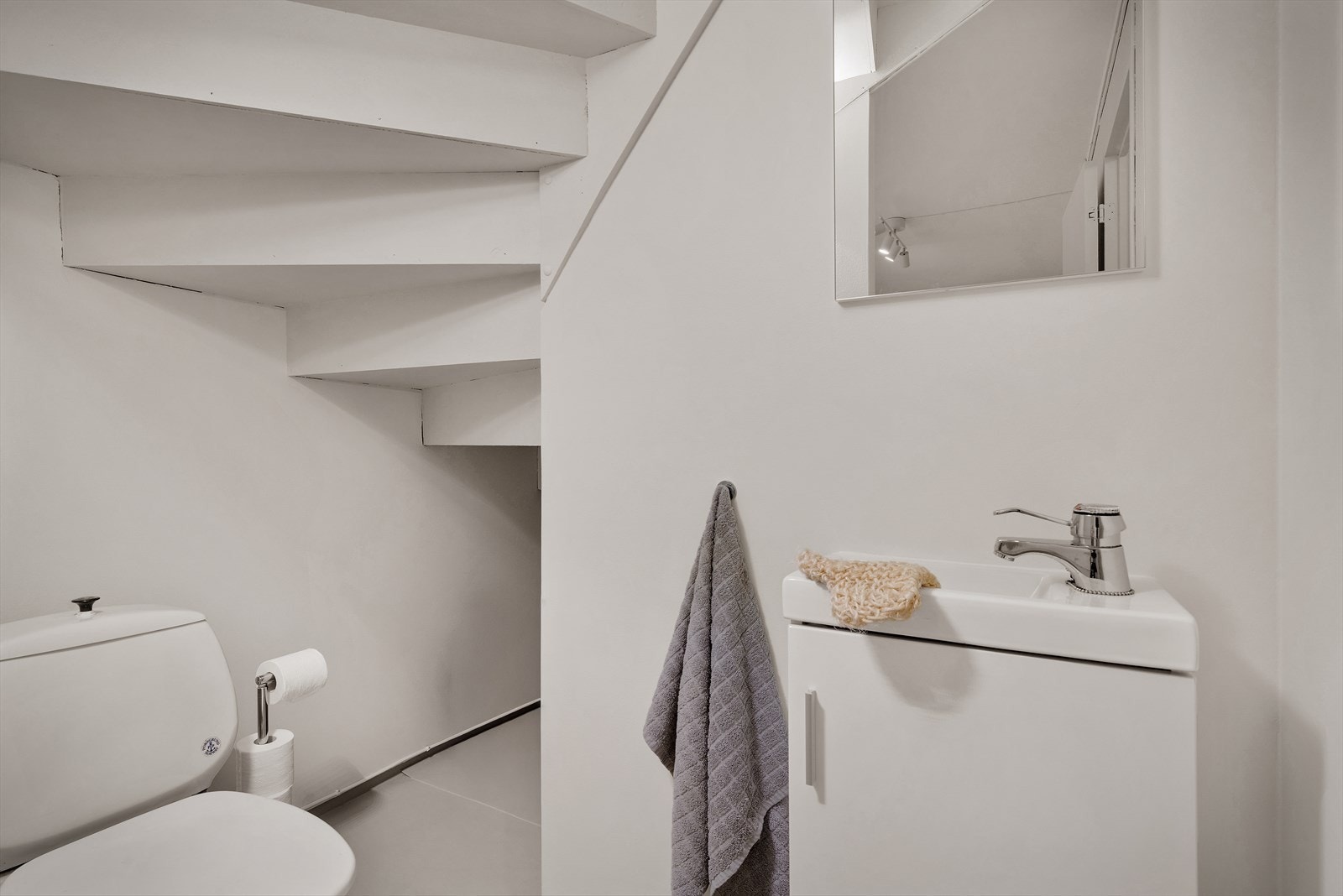 På vaskerommet er det et toalett Galleribilde