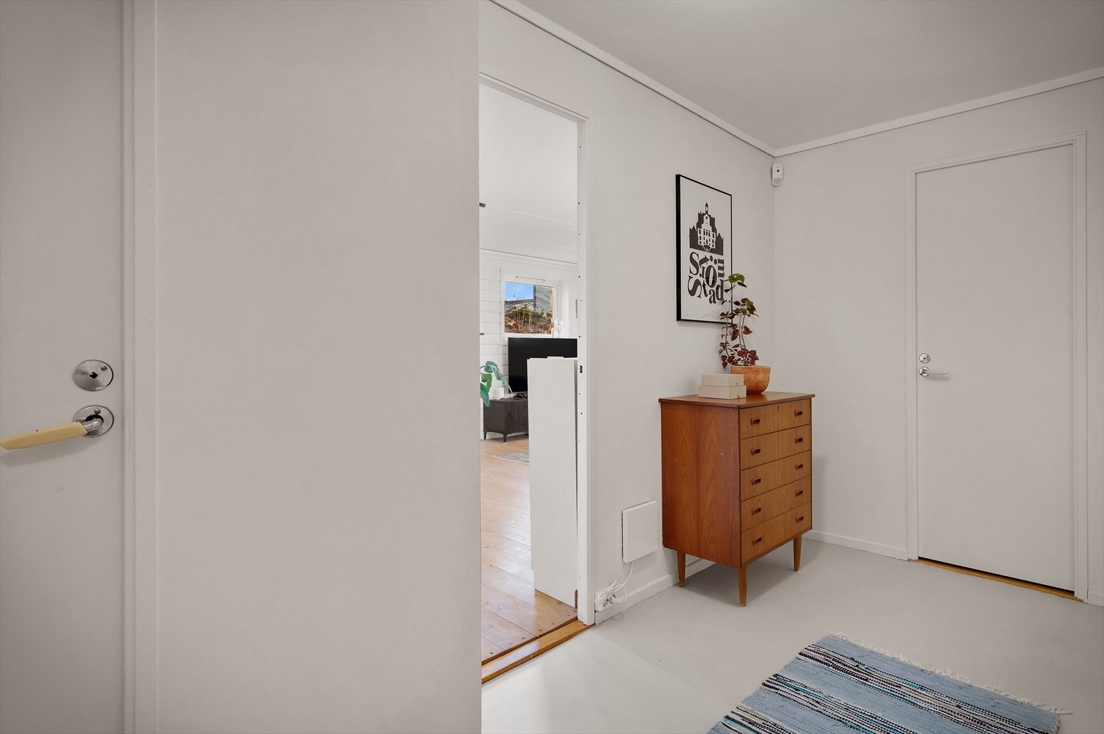 Denne kjelleren er ikke som en vanlig kjeller, her er det god plass og lyse vegger Galleribilde