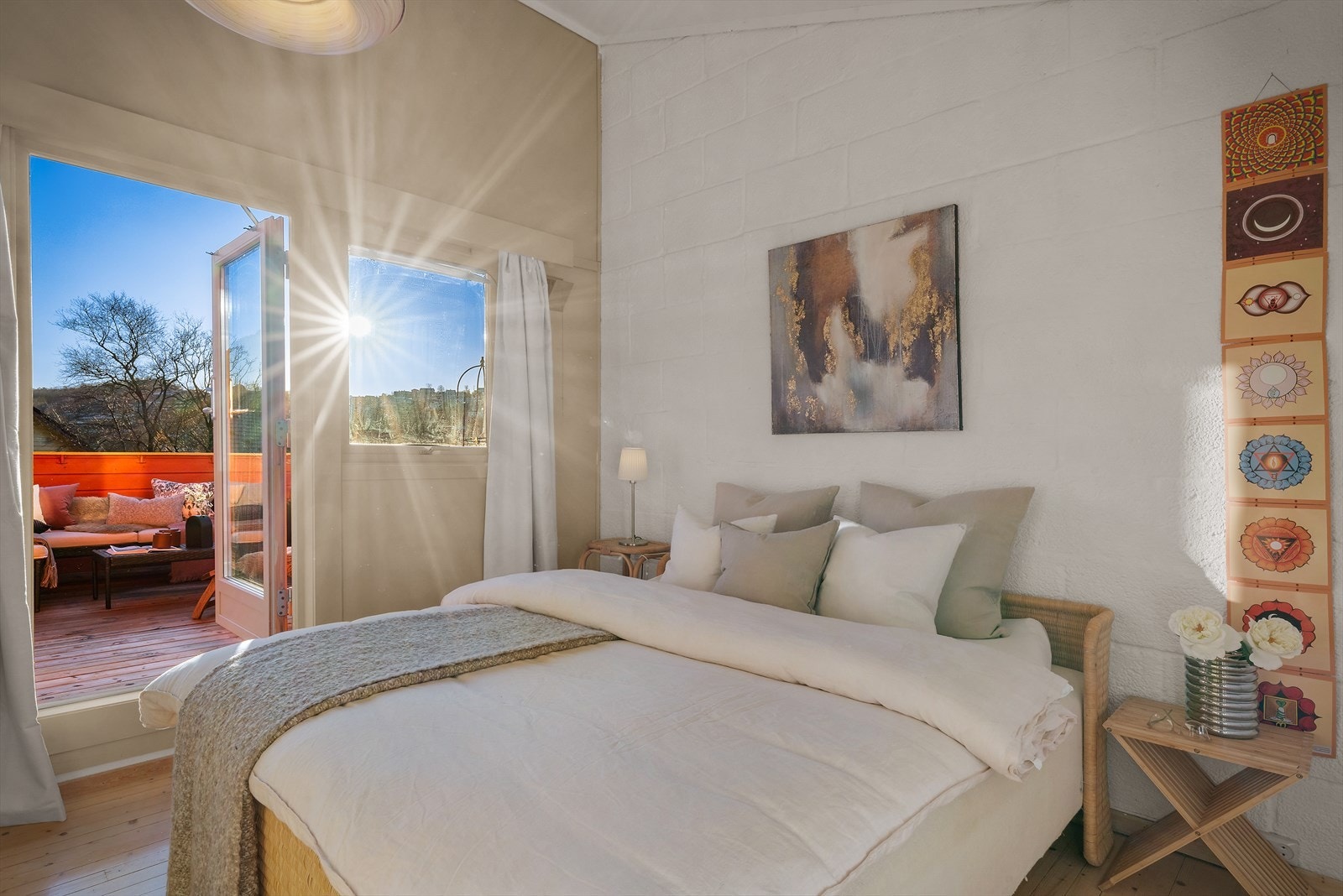 Fra hovedsoverommet kan du også komme deg ut på altanen Galleribilde