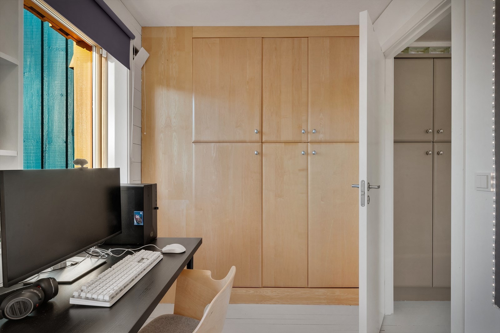 Rommet er innredet med seng, skrivepult og garderobeskap Galleribilde