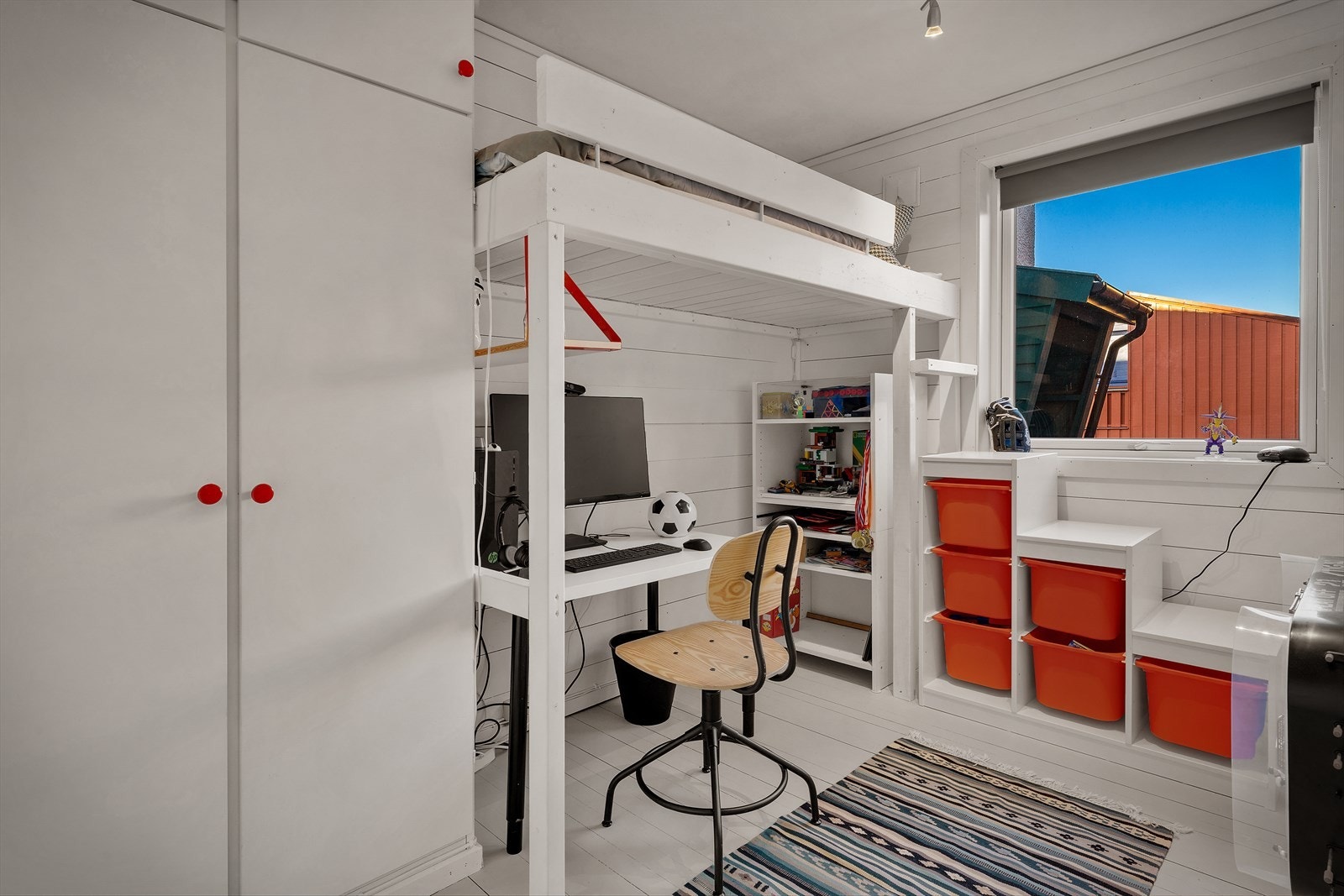 Soverom 1 er et arealeffektivt barne- og ungdommsrom med fokus på funksjon og oppbevaring. Det er innredet med høyseng/køyeseng med plass til skrivepult eller aktivitetssone. Galleribilde