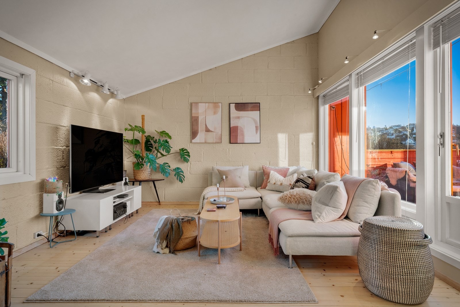 Store vindusflater som slipper inn mye naturlig lys Galleribilde