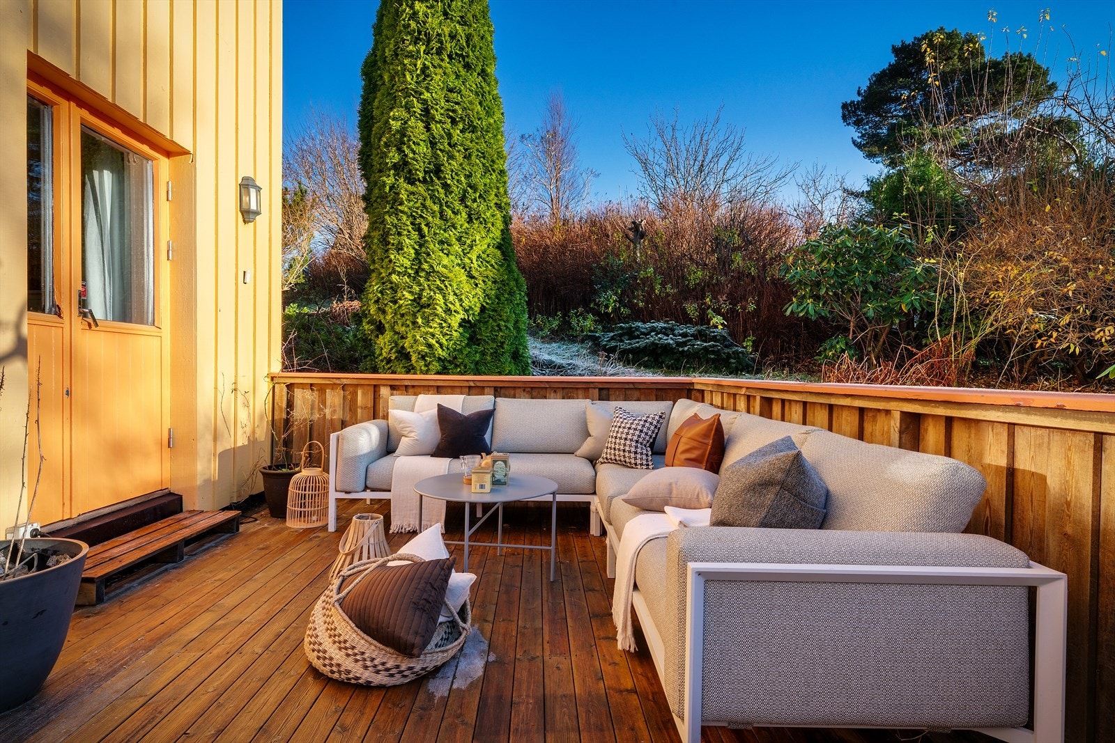 Fra terrassen kommer du inn på kjøkkenet Galleribilde