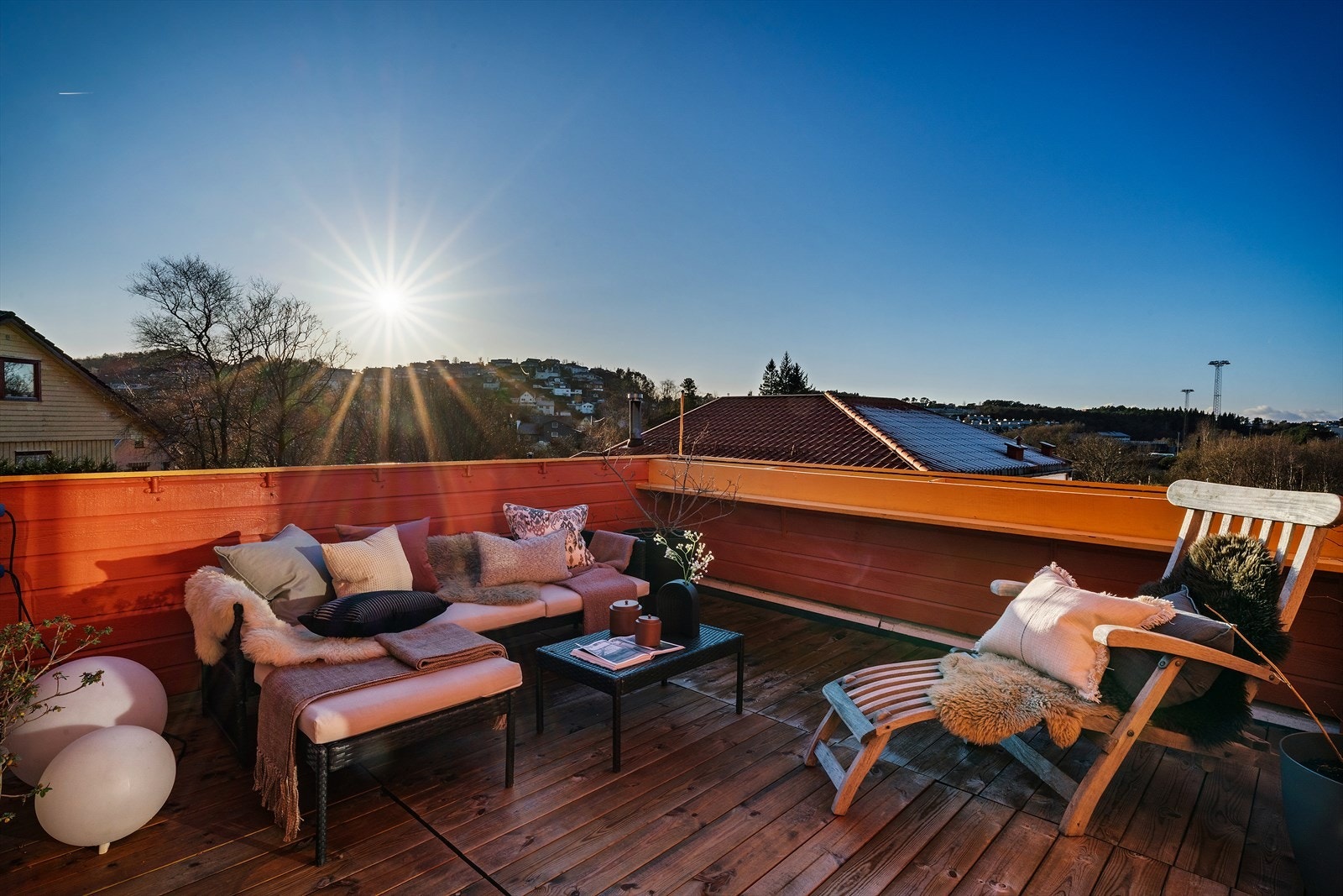 Romslig altan med gode solforhold Galleribilde