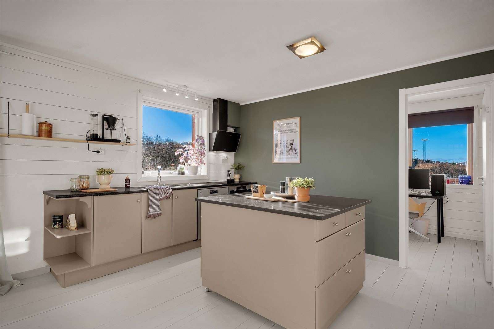 På kjøkkenet er det en kjøkkenøy, det gir ekstra arbeidsplass, god oppbevaring med skuffer og fungerer som et naturlig samlingspunkt i rommet Galleribilde