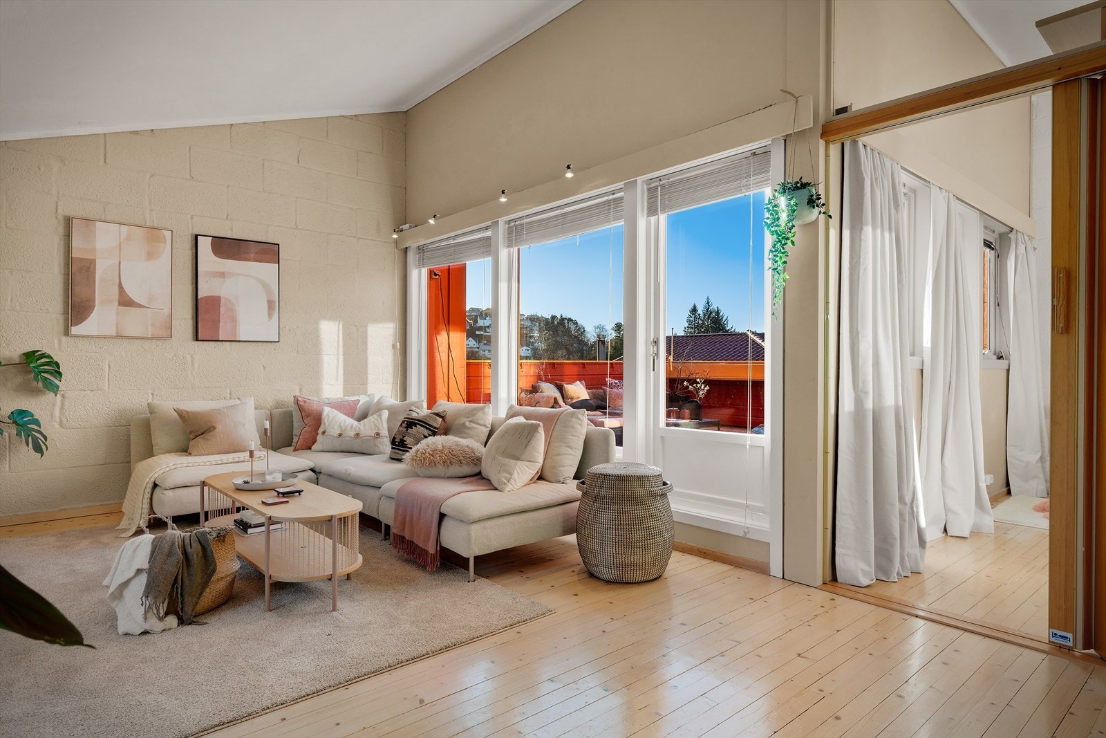 Romslig og lys stue med god takhøyde Galleribilde