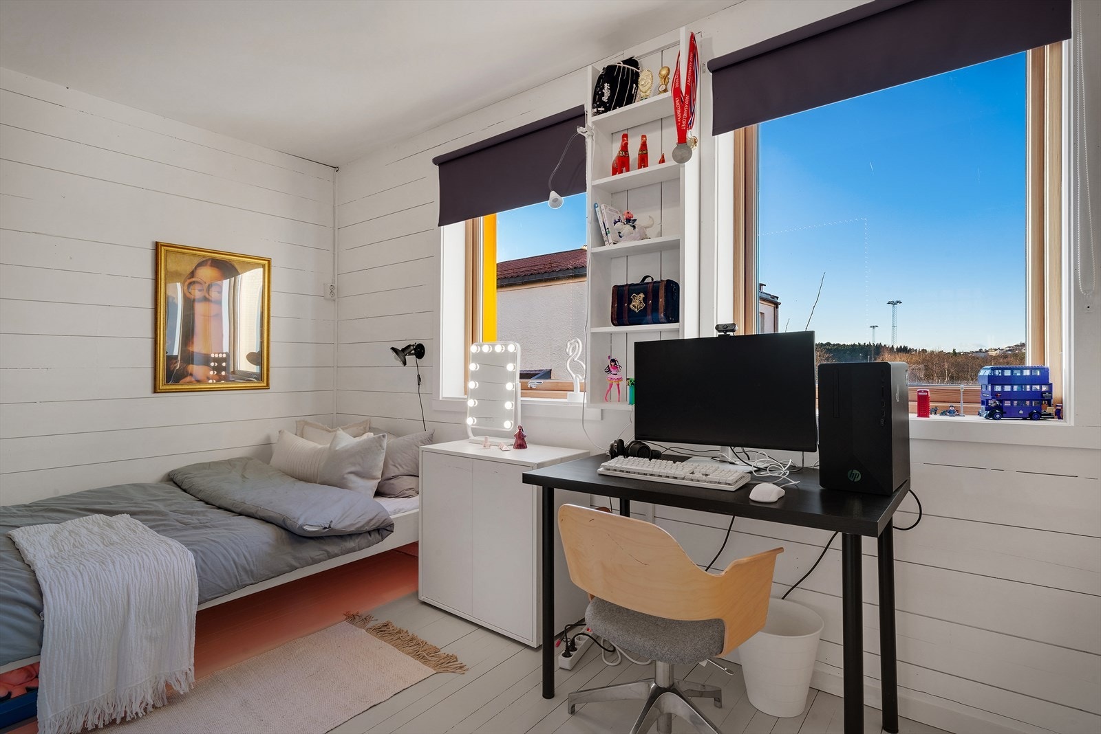 Soverom 2 er et koselig soverom med vinduer som slipper inn mye naturlig lys Galleribilde