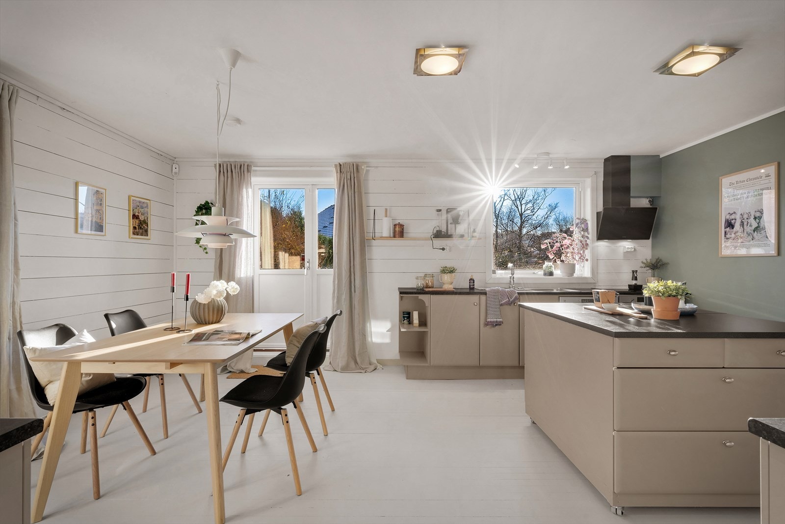 Kjøkken og spisestue på samme plass Galleribilde