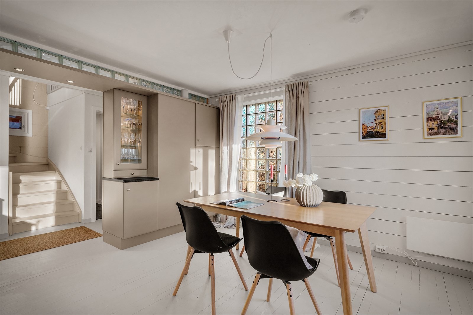 Kjøkkenet har mye oppbevaringsplass langs den ene veggen, gjør det lett å holde et ryddig og rent kjøkken Galleribilde