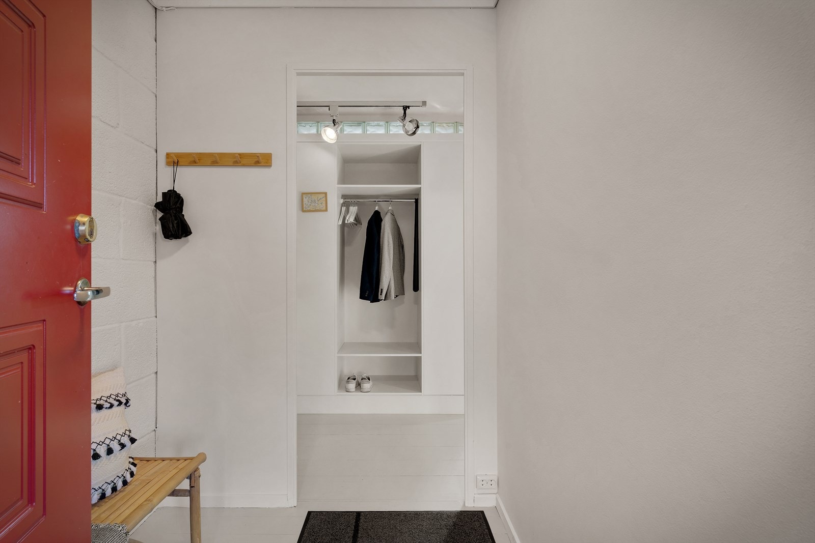 Her kan du henge fra deg yttertøyet og sette fra deg skoene Galleribilde