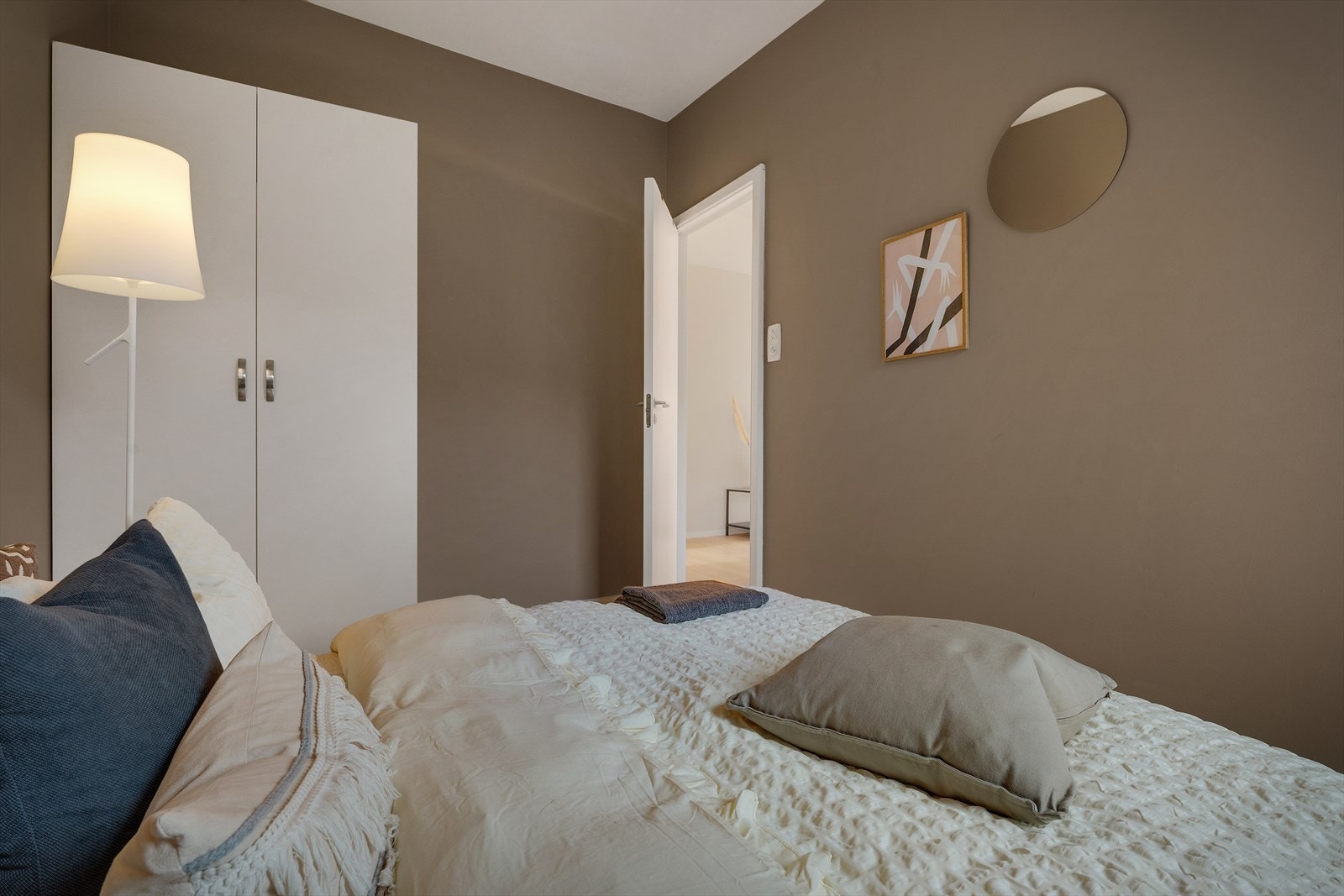 Brunfargen på veggene gir en lun og avslappende atmosfære Galleribilde