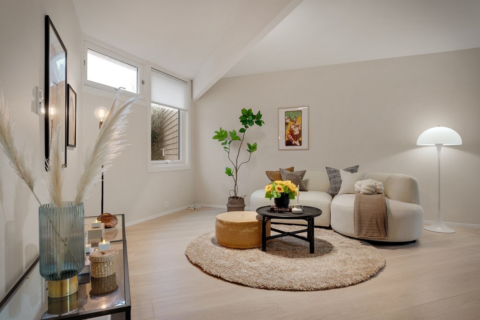 Lyse vegger og innslipp av naturlig lys som gir stuen en flott atmosfære. Her kan du slappe godt av! Galleribilde