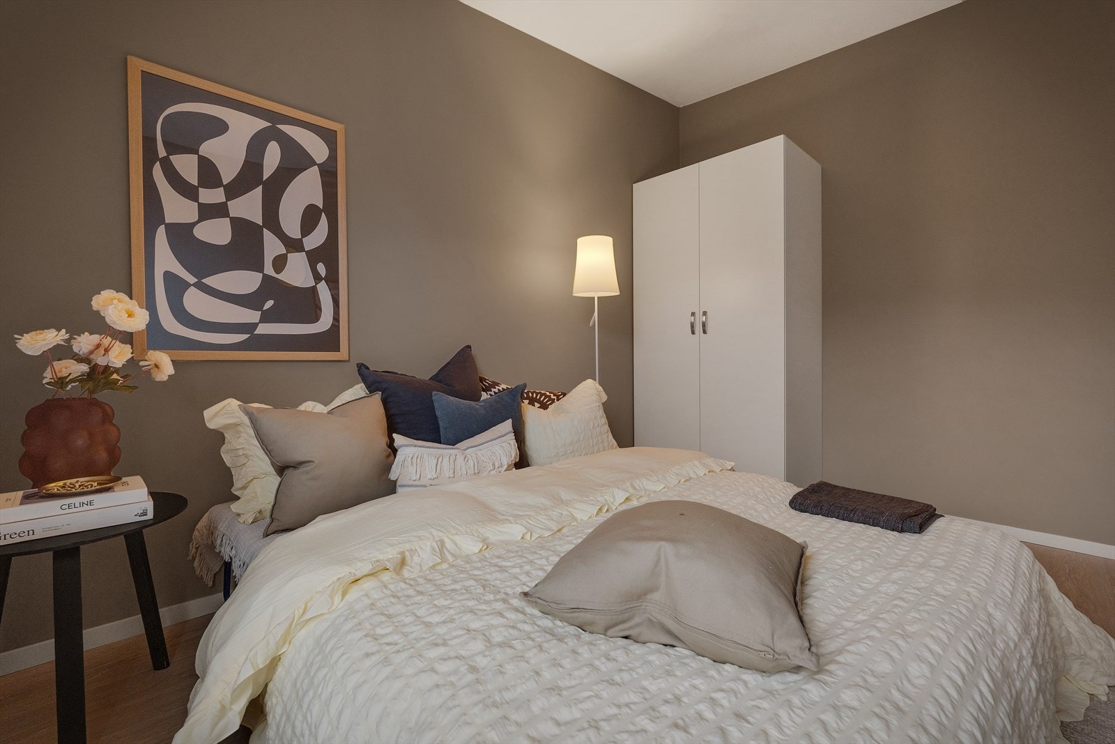 Plass til dobbeltseng, nattbord og garderobeskap Galleribilde