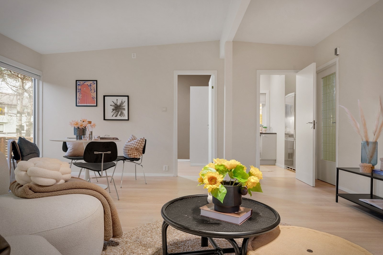 En lun og romslig stue på 24,3 m² med god takhøyde Galleribilde