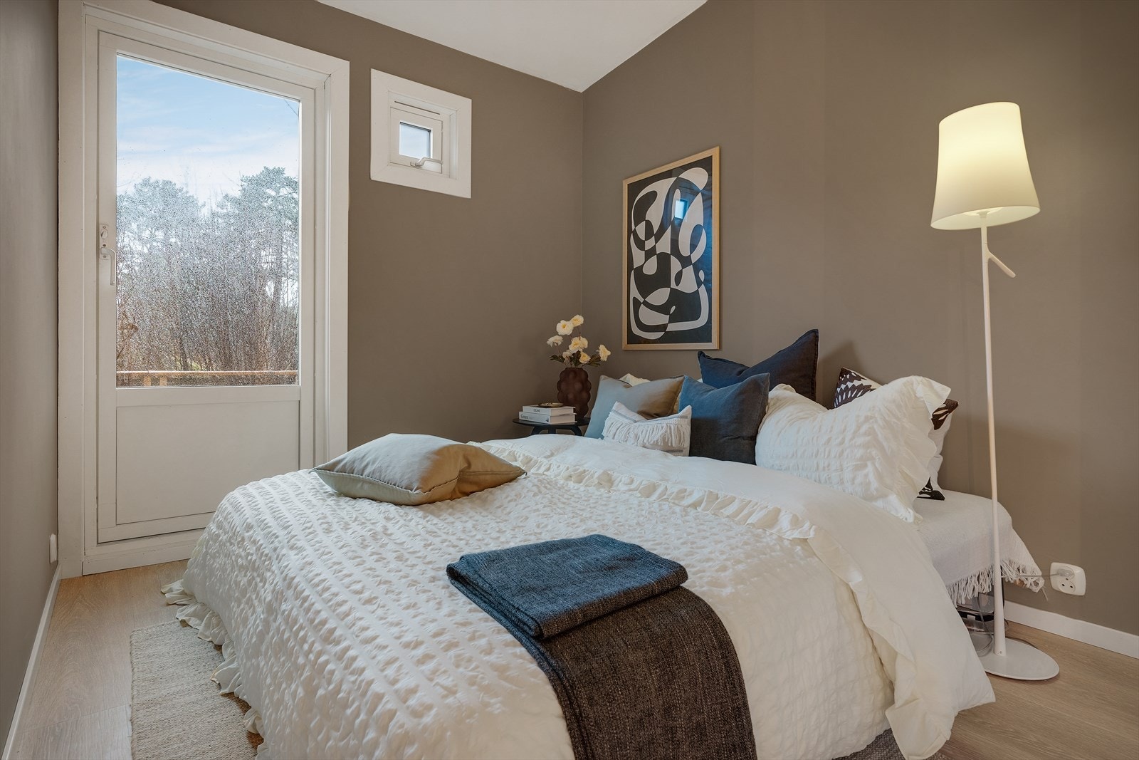 Soverommet måler til 8,5m², med direkte utgang til terrassen Galleribilde