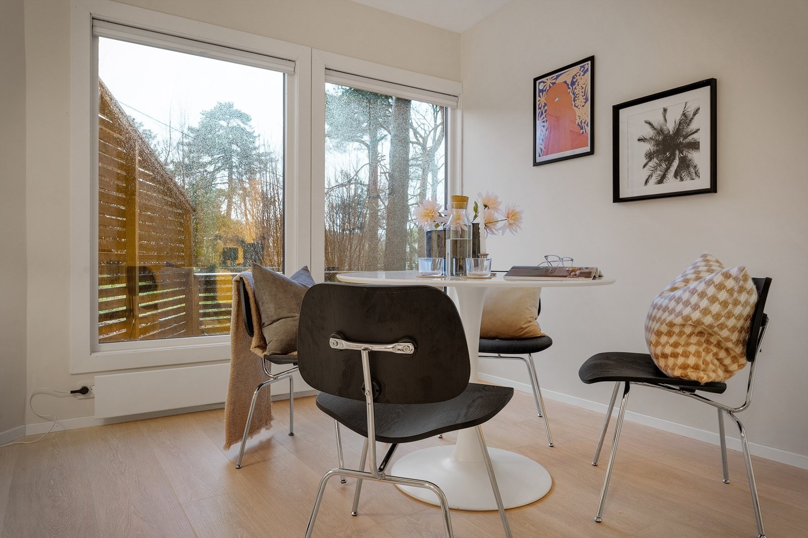 Store vindusflater som gir dagslys til spisebordet og resten av stuen Galleribilde