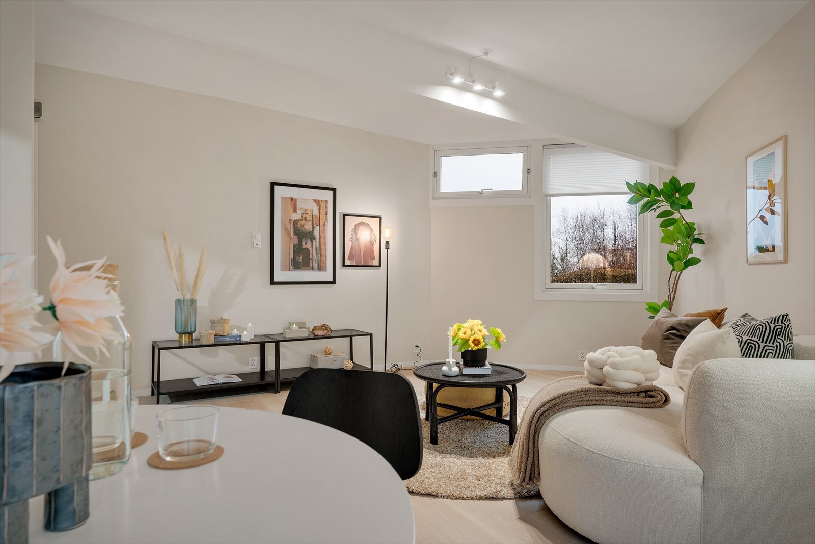 Lys og innbydende stue som gir rom for både hygge og avslapning. Her kan du møblere med sofa og spisegruppe Galleribilde