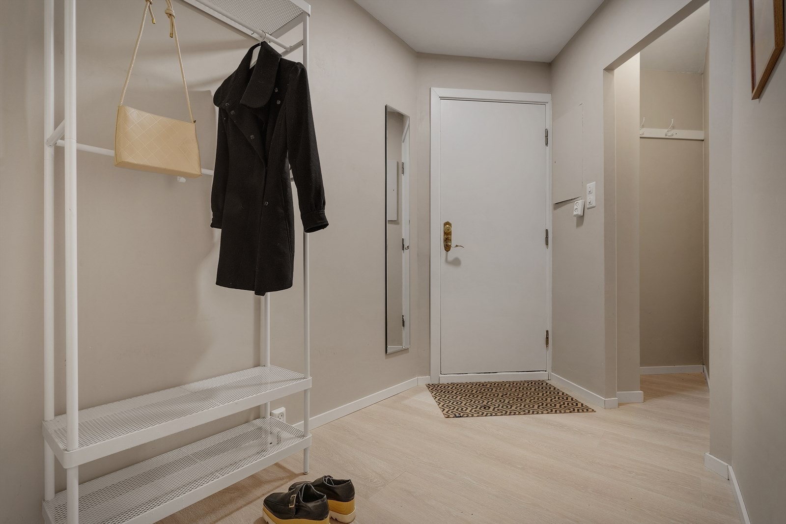 Entre med god plass til oppheng av yttertøy Galleribilde