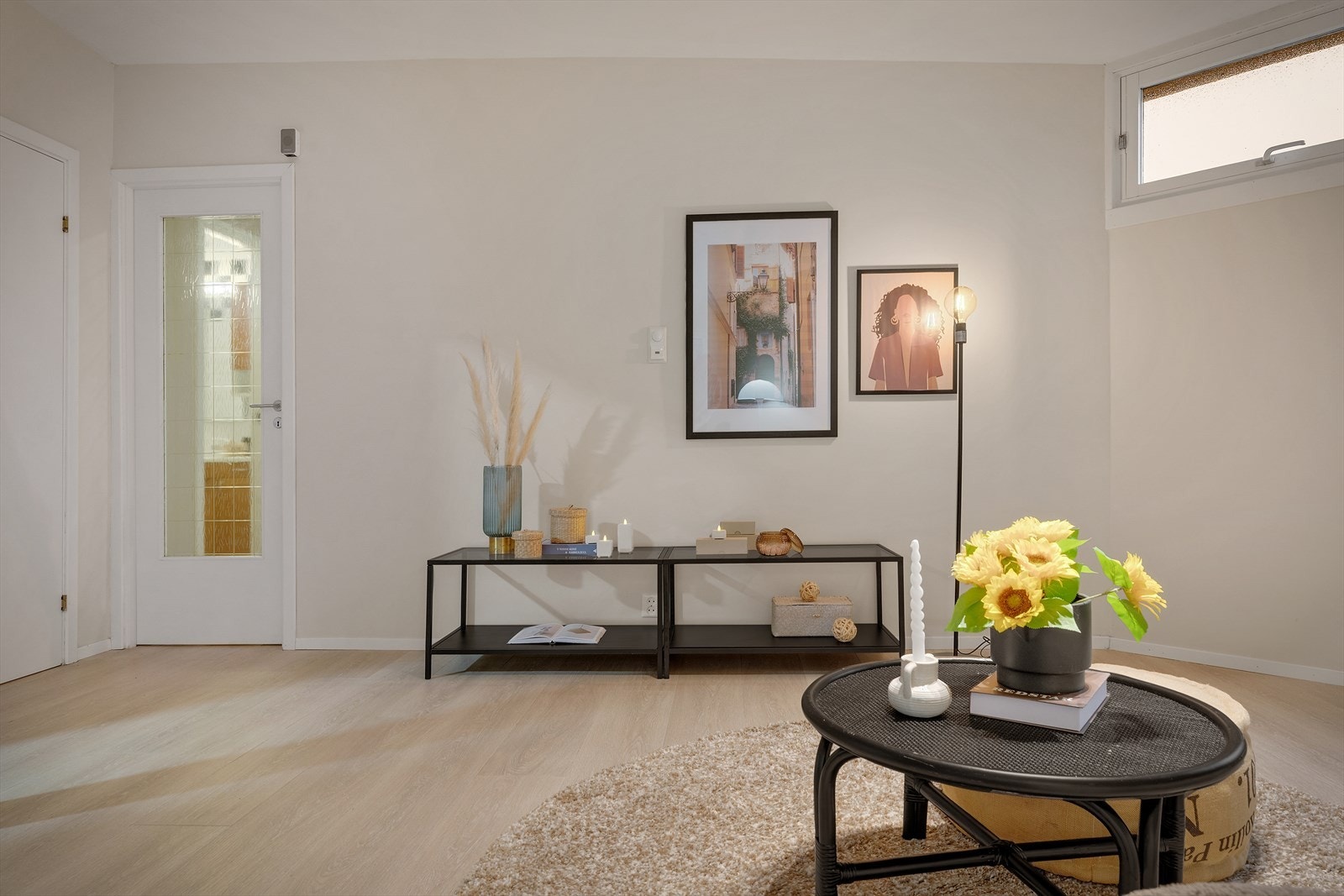 Den gode takhøyden gir rommet en luftig og romslig følelse Galleribilde