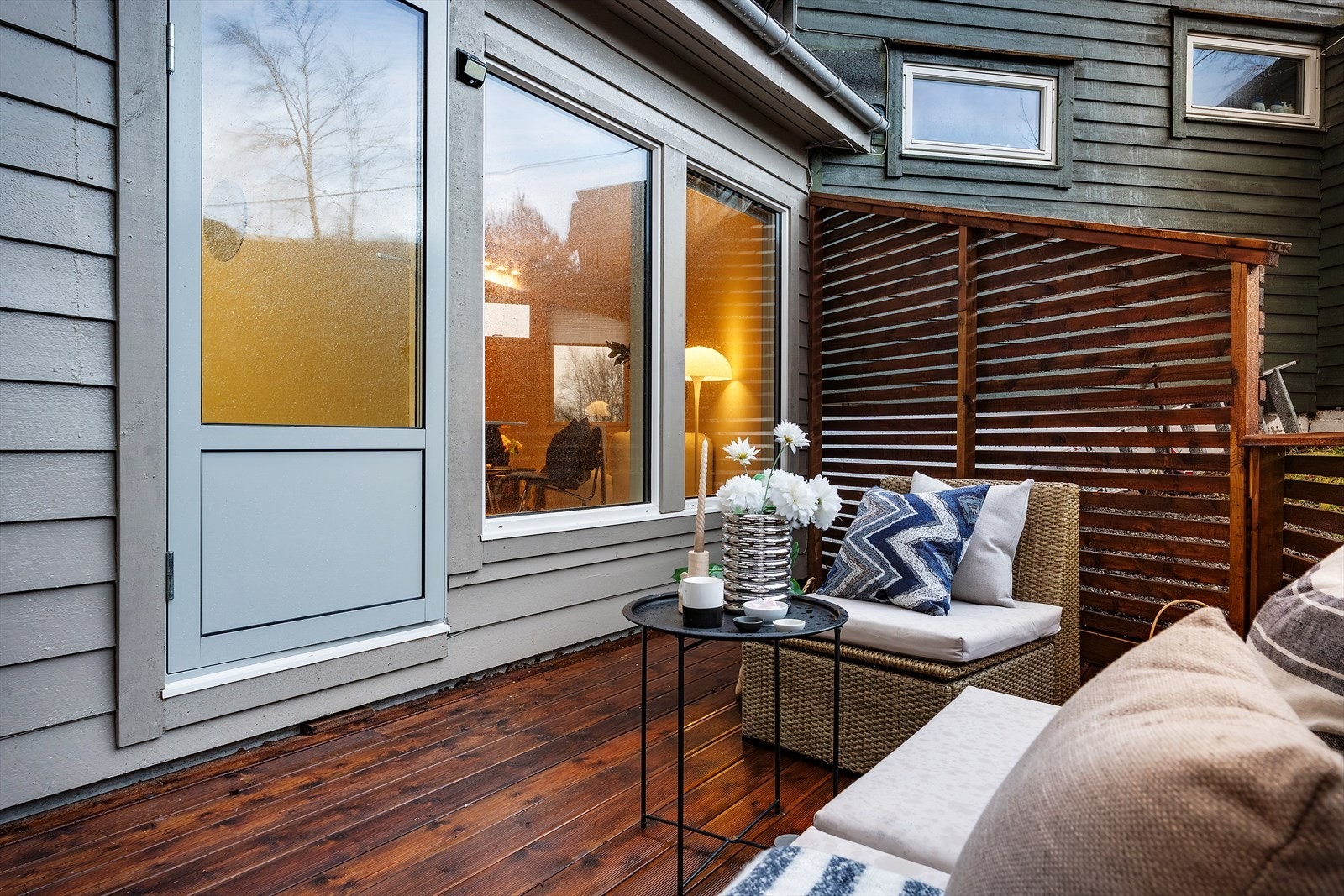 Terrassen har gode solforhold og er et flott sted for både avslapning og sosiale sammenkomster Galleribilde